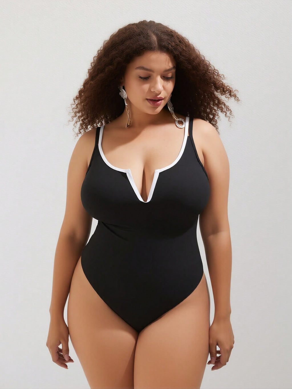 2026 Vacation Style Plus Size One-Piece: Minimalist Black Design For A Timeless Beach Look